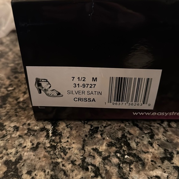 Easy Street silver satin Crissa heels NIB 7.5 - Picture 9 of 10
